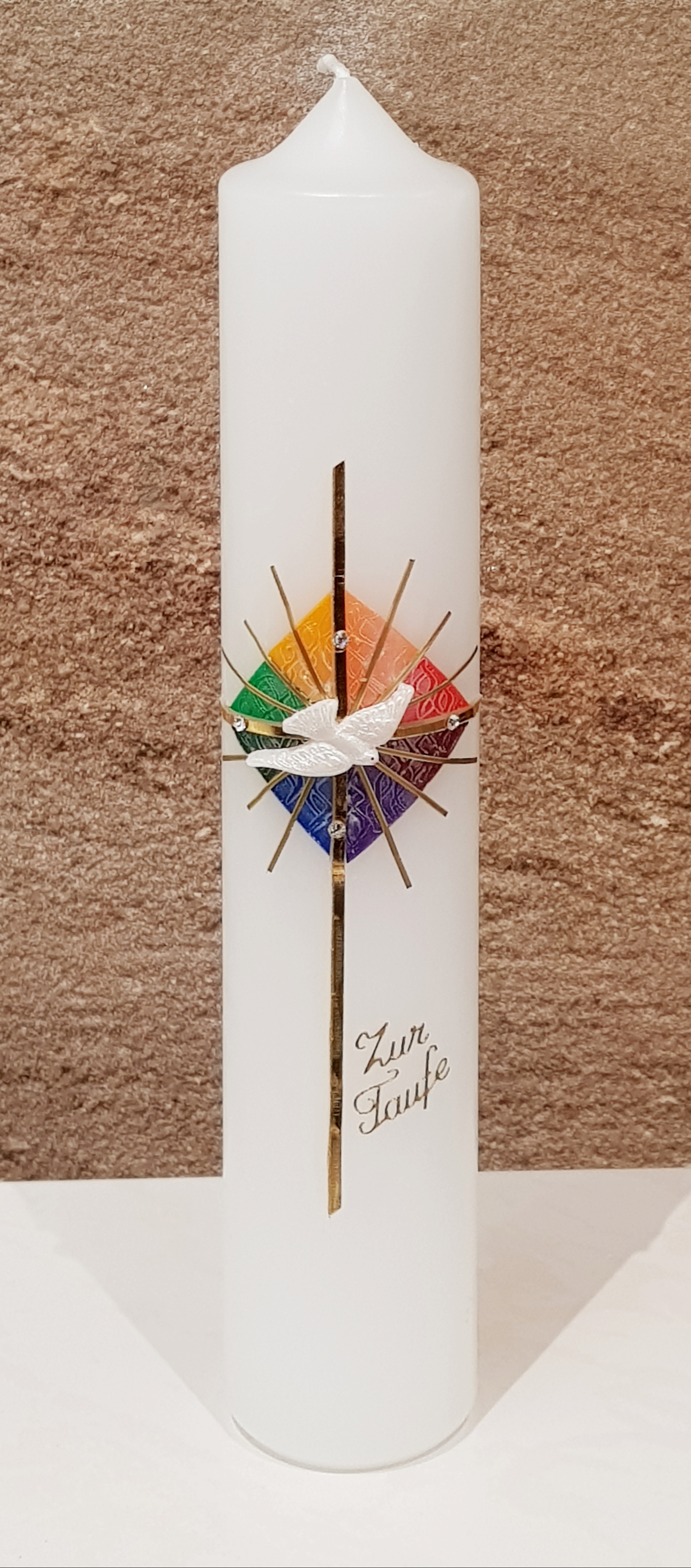 Farbenfrohe Taufkerze mit buntem Regenbogen-Kreuz