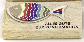 Ichthys in Regenbogenfarben auf Holztafel