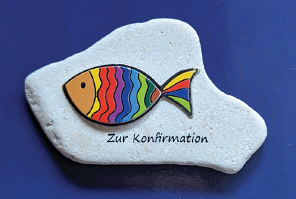 Ichthys in Regenbogenfarben auf Naturstein - Cover