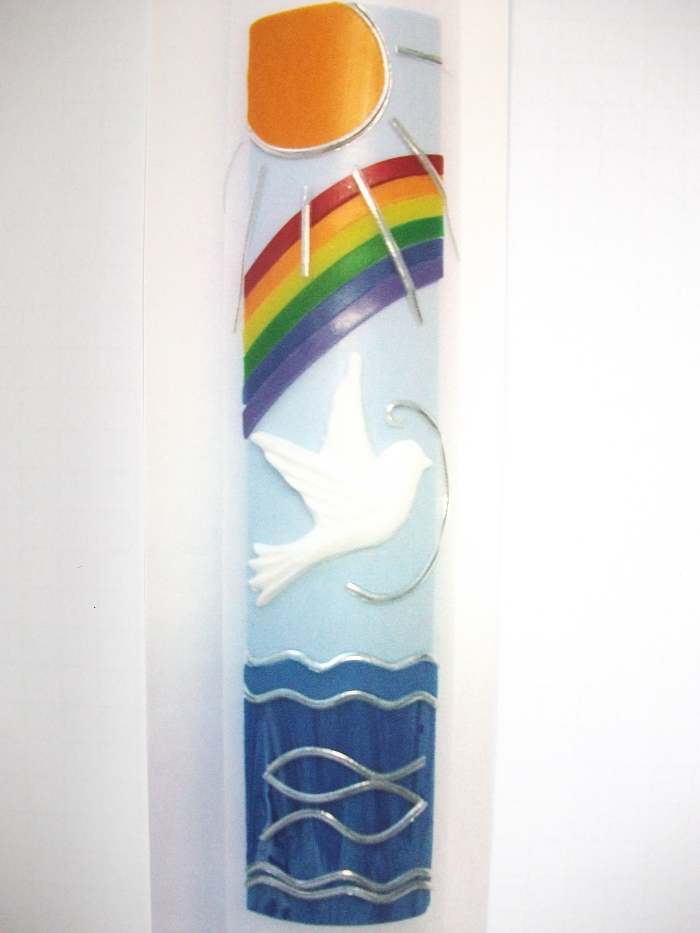 Taufkerze mit Regenbogen, Taube, Fische, Sonne, blauer Hintergrund